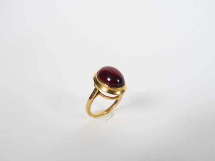 Bague en or, cabochon imitant la pierre.  Poids tel. 5,9 gr