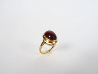 Vente aux enchères Bague en or, cabochon imitant la pierre.  Poids tel. 5,9 gr