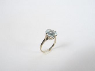 Vente aux enchères Bague en or blanc ou platine ornée probablement d'une aigue marine.  P