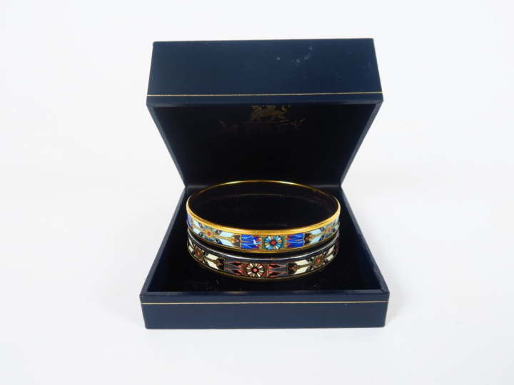 FREY.  Bracelet jonc en métal doré, un autre en mauvais état.