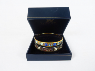 Vente aux enchères FREY.  Bracelet jonc en métal doré, un autre en mauvais état.