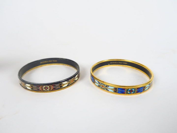 FREY.  Bracelet jonc en métal doré, un autre en mauvais état.