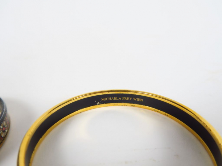 FREY.  Bracelet jonc en métal doré, un autre en mauvais état.