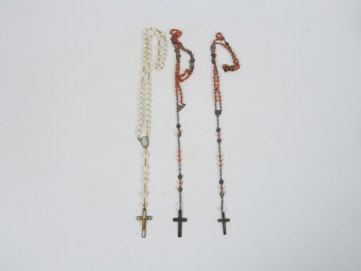 Lot de trois chapelets en métal ou argent, nacre et corail.