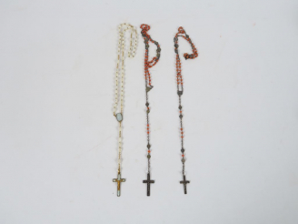 Vente aux enchères Lot de trois chapelets en métal ou argent, nacre et corail.