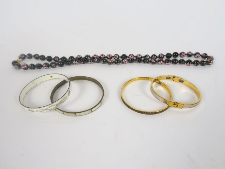 Quatre joncs fantaisie (nacre, émaux…).  On y joint un collier en émau