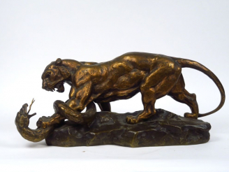 Vente aux enchères LEMOYNE "Lion terrassant un serpent". Grand groupe en bronze à patine 