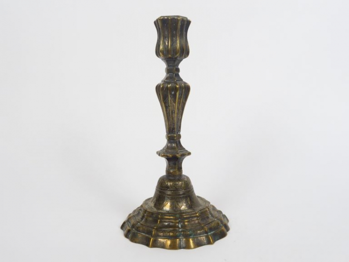 Bougeoir Louis XV en bronze.  H. 26,5 cm