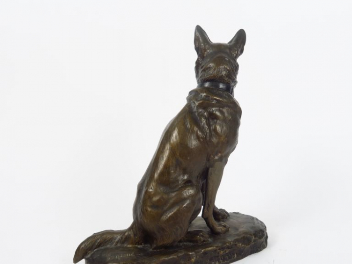 L. RICHE. "Berger allemand". Sujet en bronze à patine brune. Signé. Di