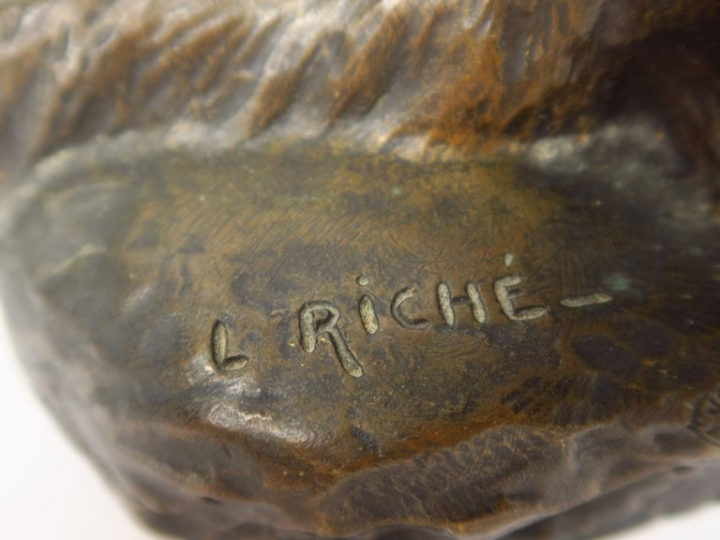 L. RICHE. "Berger allemand". Sujet en bronze à patine brune. Signé. Di