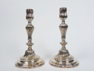 Vente aux enchères Paire de bougeoirs XVIIIème en bronze argenté. H. 26 cm (manque les bo