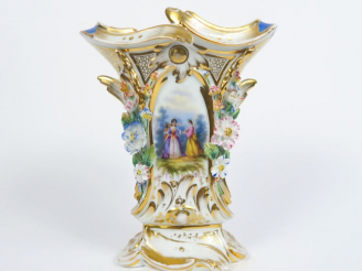 Vente aux enchères Vase cornet XIXème en porcelaine, à décor dans une réserve de jeunes f