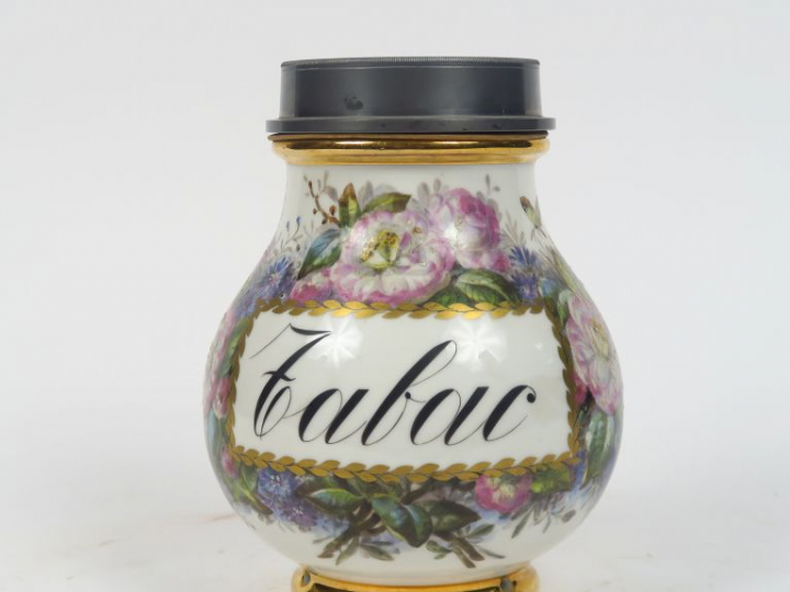 Pot à tabac XIXème en porcelaine de Paris, à décor de fleurs polychrom