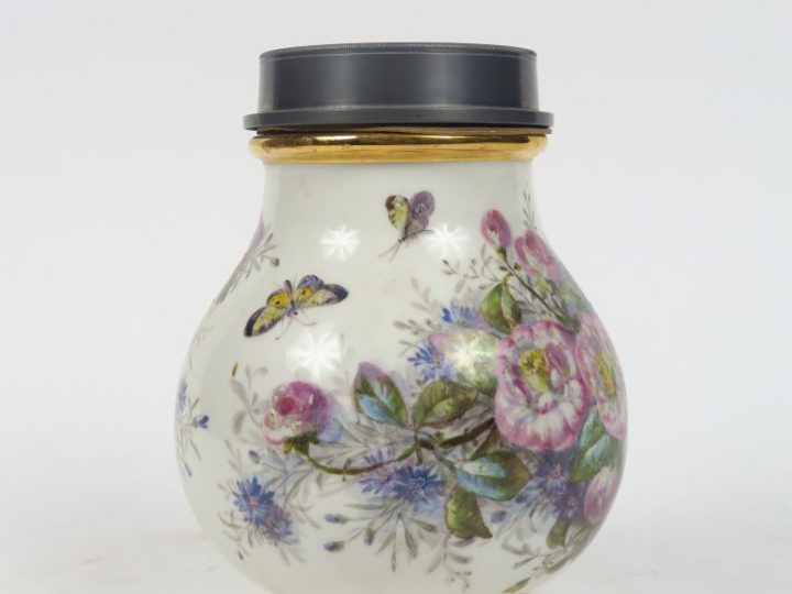 Pot à tabac XIXème en porcelaine de Paris, à décor de fleurs polychrom