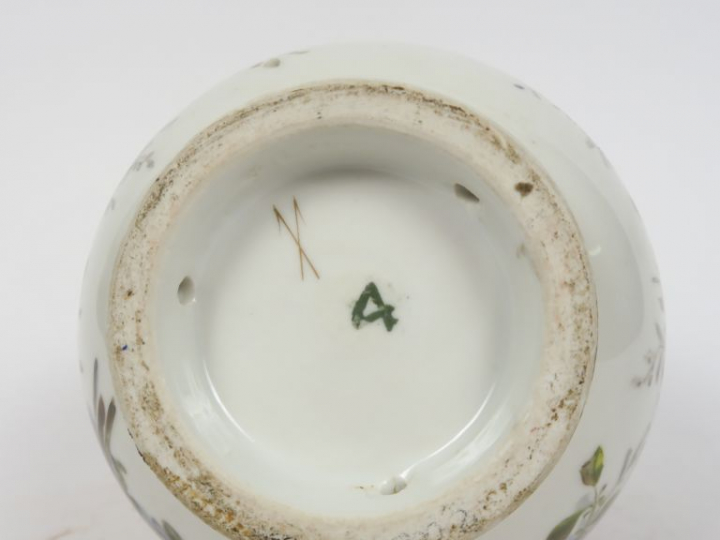 Pot à tabac XIXème en porcelaine de Paris, à décor de fleurs polychrom