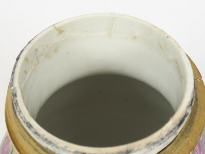 Pot à tabac XIXème en porcelaine de Paris, à décor de fleurs polychrom