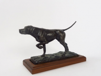 Vente aux enchères Ecole française Xxème. "Braque à l'arrêt". Sujet en bronze à patine br