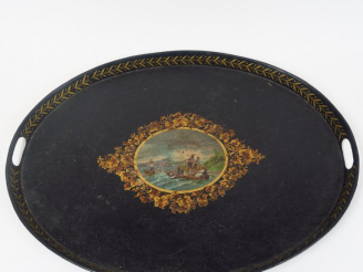 Vente aux enchères Plateau Napoléon III en tôle, à décor polychrome de scène de pêche dan