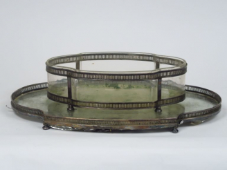 Vente aux enchères Centre de table de style Louis XVI et son présentoir en cristal et arg