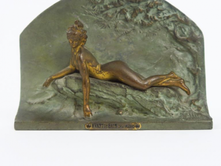 ALLIOT. "Avant le bain". Plaque en régule 1900 en régule vert et doré.