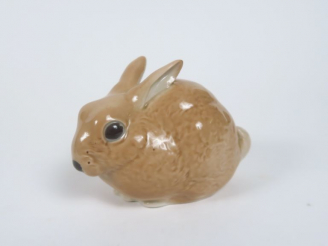 Vente aux enchères Sujet en porcelaine polychrome allemande "Lapin". 8 x 10 cm