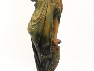 Vente aux enchères "Sapho". Sculpture 1900 en stuc polychrome.  H. 85 cm (égrenures)