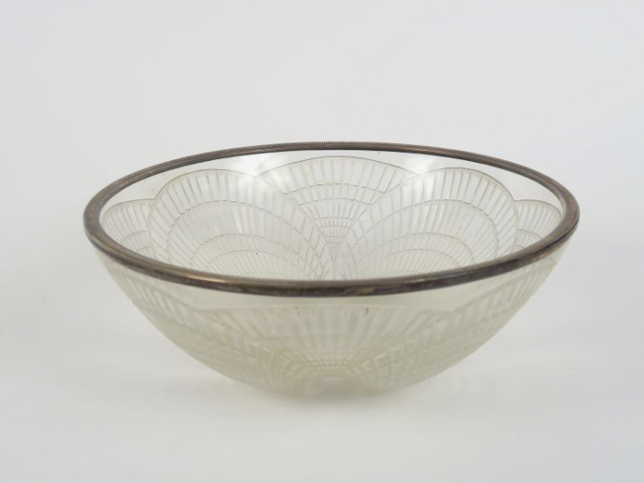 R. LALIQUE. Coupe en verre et verre opalescent, monture argent. Diam. 