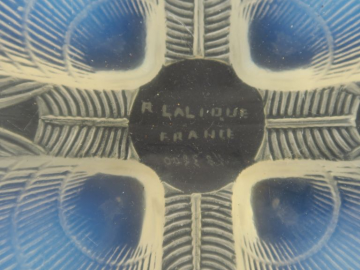 R. LALIQUE. Coupe en verre et verre opalescent, monture argent. Diam. 