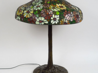 Vente aux enchères Grande lampe de style 1900 en bronze et verre multicolore.  H. 78 cm