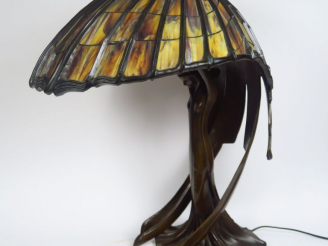Vente aux enchères BEHRENS. Grande lampe de style Art Nouveau en bronze à patine brune et