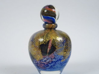 Vente aux enchères J.C. NOVARO. Flacon en verre soufflé polychrome. Signé. H. 23 cm