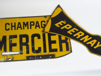 Vente aux enchères Grande plaque émaillée publicitaire "Champagne Mercier". Deux éléments