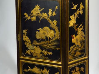 Vente aux enchères Cabinet ou médailler XIXe en laque du Japon et laque aventurine. Dim. 