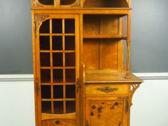 Vente aux enchères Buffet Art nouveau marqueté et pyrogravé à décor de fruits et d’épis d