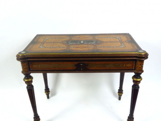Vente aux enchères Table à jeux Napoléon III en marqueterie Boulle, nacre, laiton, ivoire