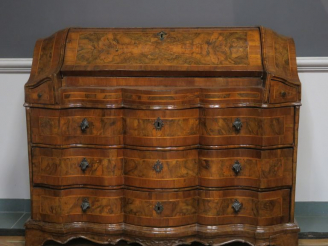 Vente aux enchères Commode scriban italienne XVIIIème en marqueterie, ouvrant à un abatta