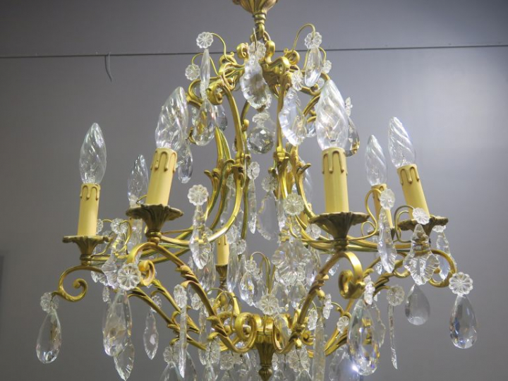 Lustre à pampilles de style Louis XV en bronze et cristal éclairant à 