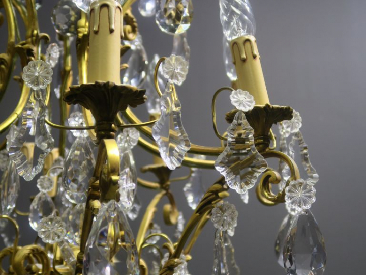 Lustre à pampilles de style Louis XV en bronze et cristal éclairant à 