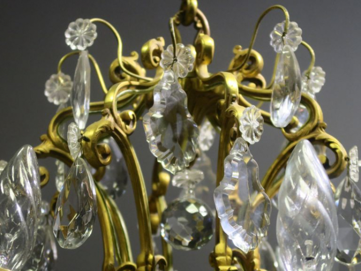 Lustre à pampilles de style Louis XV en bronze et cristal éclairant à 