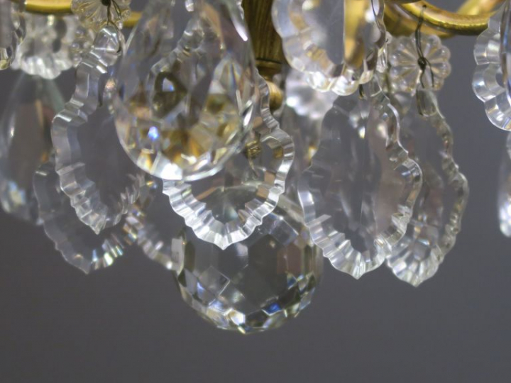 Lustre à pampilles de style Louis XV en bronze et cristal éclairant à 