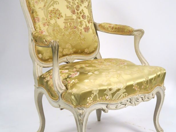 Fauteuil à dos plat Louis XV en bois rechampi blanc, garniture de tiss