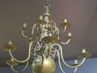 Vente aux enchères Lustre de style hollandais en bronze éclairant à 12 lumières