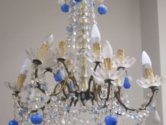 Vente aux enchères Lustre à pampilles en verre, oplaine bicolore et bronze éclairant à 12