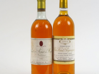 Vente aux enchères 2 BOUTEILLES SAUTERNES : 1 CHÂTEAU ROMER DU HAYOT SAUTERNES 1982 HEP/C