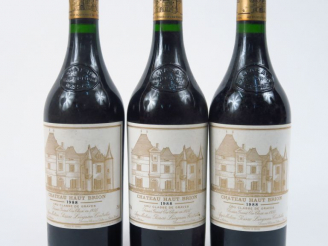 Vente aux enchères 3 BOUTEILLES CHÂTEAU HAUT BRION 1er GCC GRAVES - 1988 - 1 CM