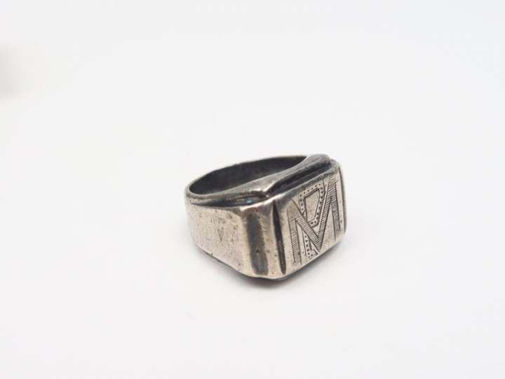 Chevalière en argent Poids. 20,83 g On y joint un pendentif en argent.