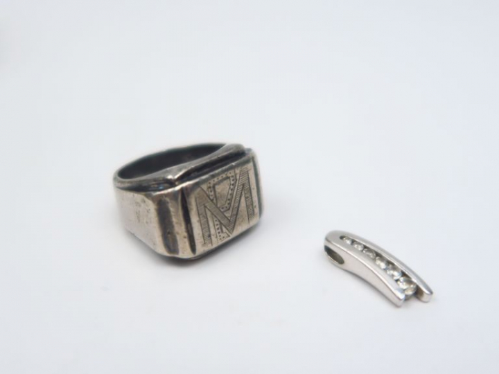 Chevalière en argent Poids. 20,83 g On y joint un pendentif en argent.