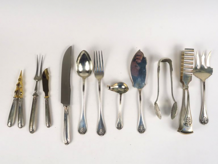 Partie de ménagère en argent 800 millièmes, modèle à double palmettes.