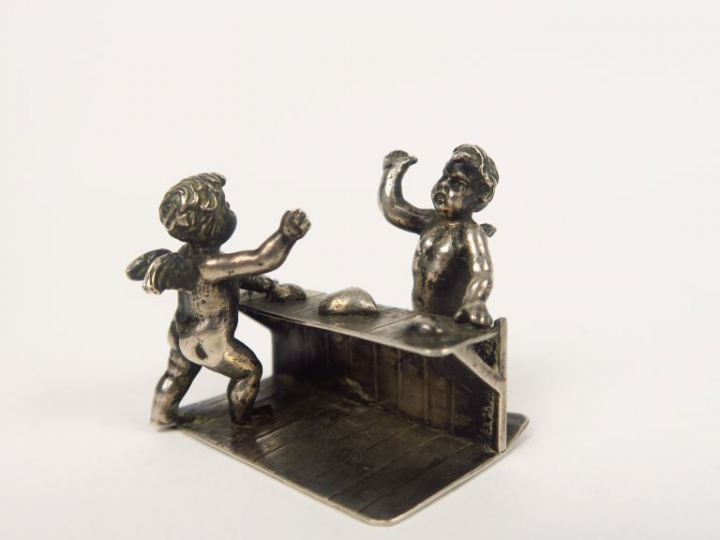 Sujet en argent 800 millièmes, à décor de deux amours.  Poids. 26,50 g
