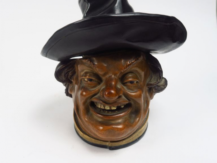 Pot à tabac fin XIXème en stuc polychrome figurant un médecin riant.  